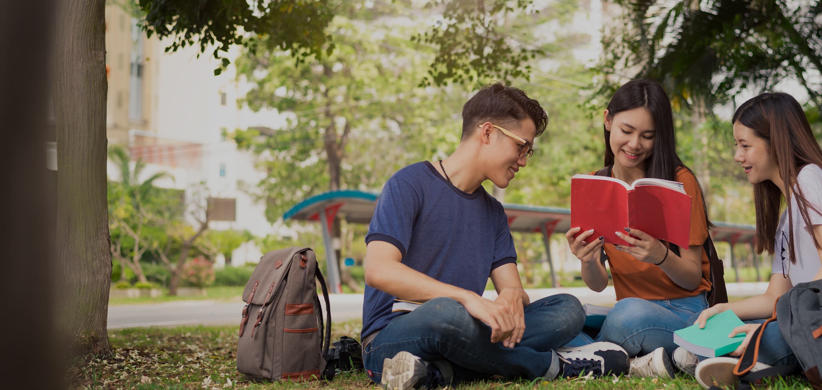 Mahasiswa Universitas Bangsa belajar bersama